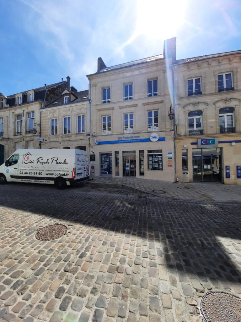 vue de la façade rénovée de l'Agence Guy Hoquet à Clermont Oise par Cofapi