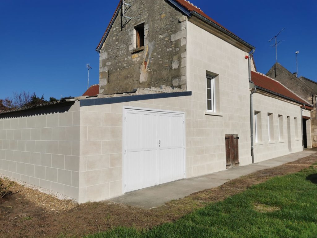 Cofapi a réalisé un ravalement des façades de la maison en enduit décoratif imitant la pierre de travertin