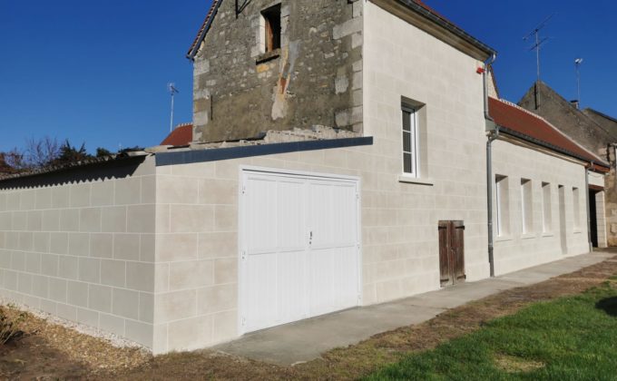 Cofapi a réalisé un ravalement des façades de la maison en enduit décoratif imitant la pierre de travertin